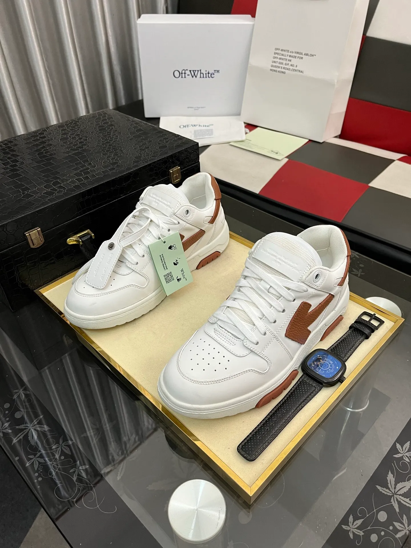 Men's shoes 💰600⌚️⌚️ OFF-White C/O VirGil Abloh fashionable and versatile casual shoes. Exclusive first release of the new model. Made of environmentally friendly cowhide leather and mesh fabric upper material. The insole is embedded with foam cushioning EVA material. The correct midsole is equipped with EVA lightweight cushioning. External tooth nail rubber outsole. The correct accessories can be customized simultaneously. Women's model: 35-40 Men's model: 39-45